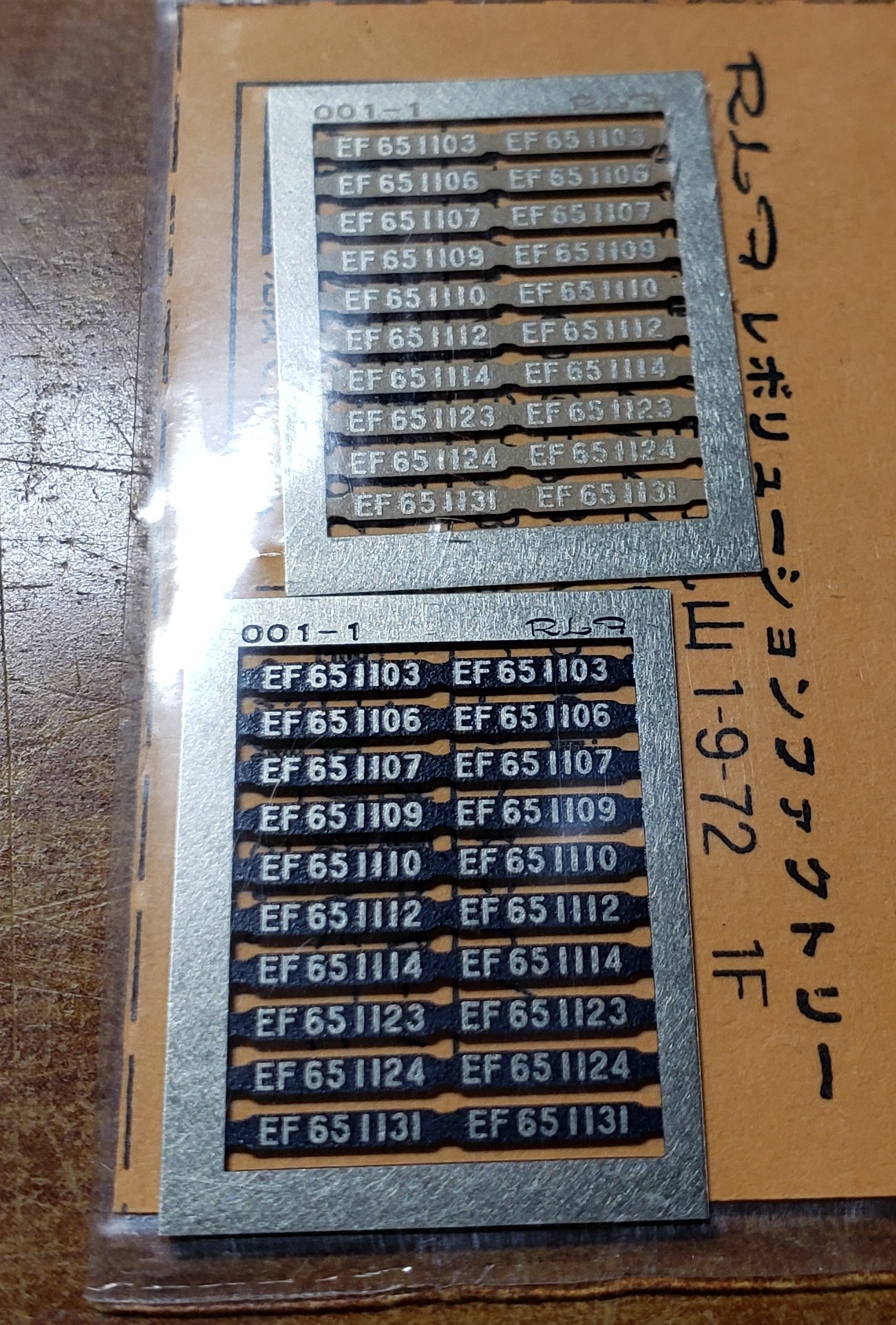 O Xrhsths ハンター Sto Twitter エッチングのナンバープレートを 切って貼ったけど ベースの色が明るいから色の差がw 側面はまぁいいかなぁ 既存のナンバープレートの上に ゴム系接着剤で貼っているから 少し分厚くなるけど仕方がない Ef 1103は確か