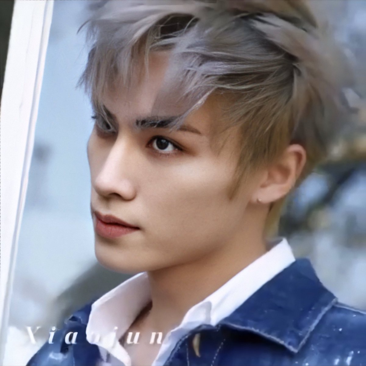 เหมือนโดนความหล่อกระทืบผ่านสายตา เหมือนโดนสันดั้งต่อยหน้า เซียวเต๋อจวิ้นหล่อโคตรเลยอ่ะ หล่อร้าย หล่ออันตราย หล่อแบบไม่ถูกกฏหมาย อยากเสียชีวิต