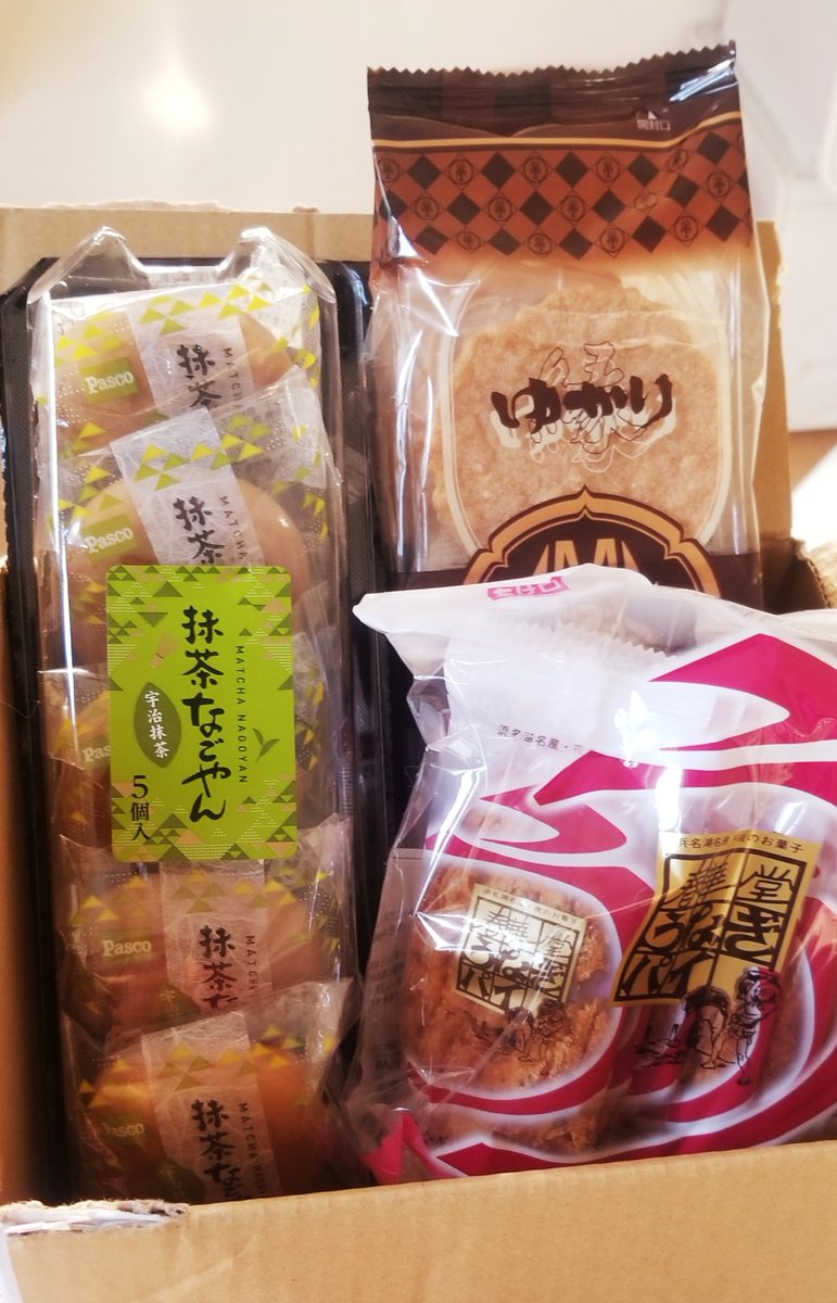 うわああああ丸越アピタ名古屋南店店長さんから、贈り物が届きましたああああ゜+.ヽ(≧▽≦)ノ.+゜✨
嬉しい‼️お菓子‼️アルト‼️
エコバッグフロントver‼️
なんと返すとつうすとver(@bh_b5ze)かっこいい‼️
まねきヤマダネコさん可愛い～‼️
うわあいありがとうございます～*。・+(人*'∀`)+・。*
#今日D 