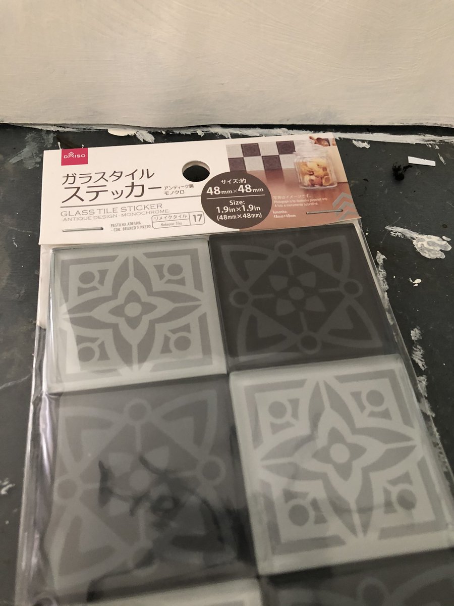 のの 100均で超超簡単なサイドテーブル作りました ダイソーのガラスタイルステッカーに ストロー切って貼るだけ ガラスタイルを2枚にしたり4枚にしたり 足を長くしたりしてお好みサイズのテーブルにアレンジできます