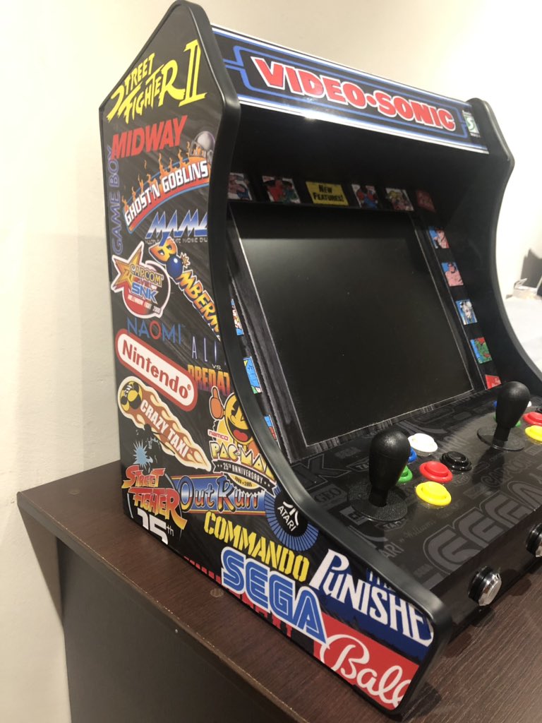 Falukiluki's tweet photo. Unos de mis sueños se ha echo realidad y todo gracias a mi hermano que me la ha fabricado artesanalmente. Cuantas horas de vicio me esperan!! 🕹🔝 #arcadebartop #arcadegames #hermanomolon https://t.co/MLK9V3kwJP