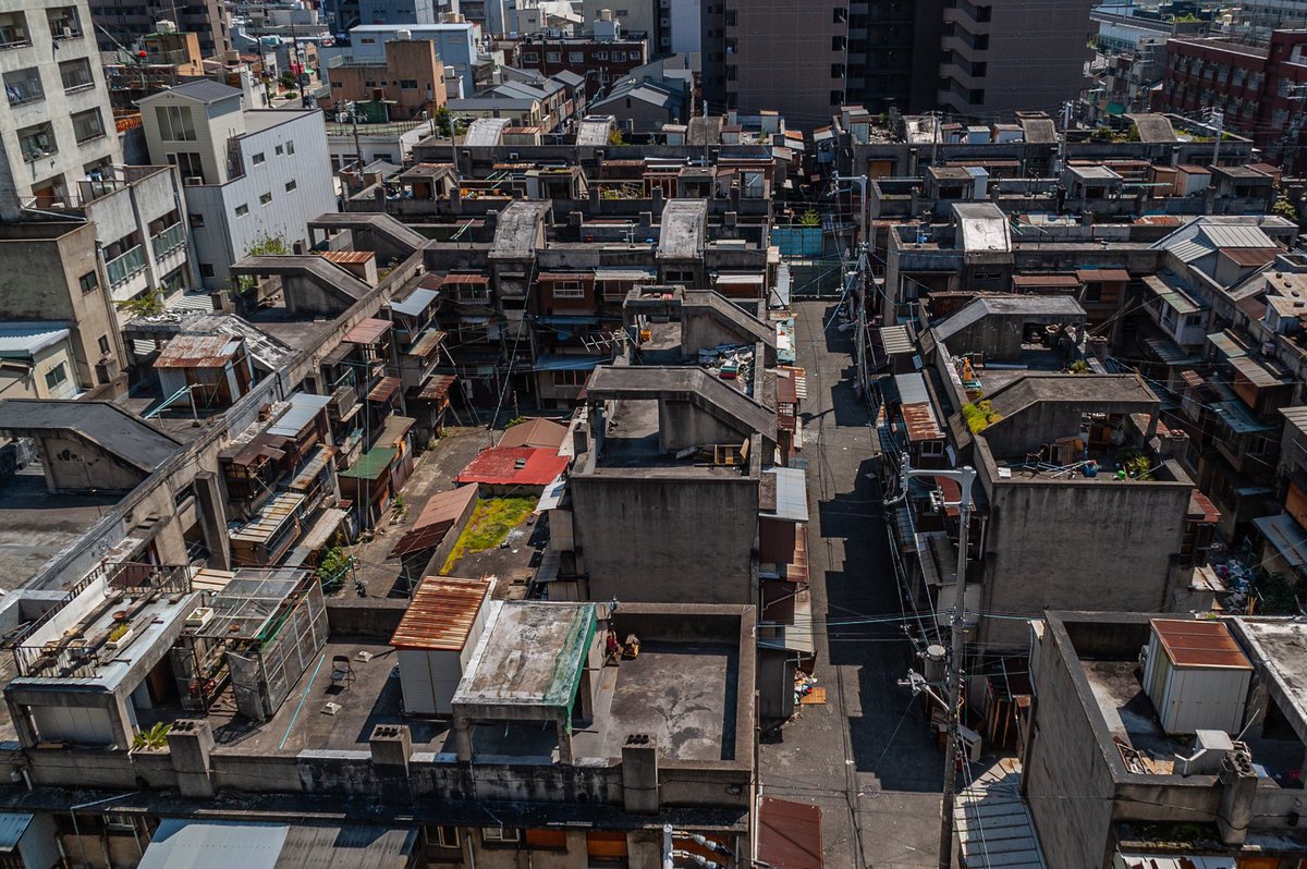 かつて大阪にあった 軍艦アパート 廃墟っぽくも生活感あって昭和の雑多感がとてもよい 猥雑さは浪漫 たまらん Togetter