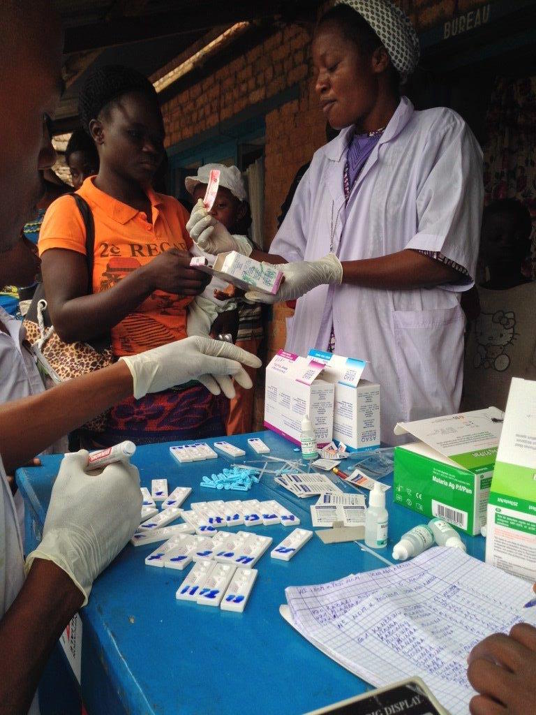 Ajd'hui c'est la #JournéeMondialeDuPaludisme. En 2019, l'@USAID en #RDC ont permis d'améliorer les services contre le paludisme en fournissant 7,1 millions de tests de diagnostic rapide & en distribuant 4,9 millions de moustiquaires imprégnées d'insecticide longue durée. #PP4PP