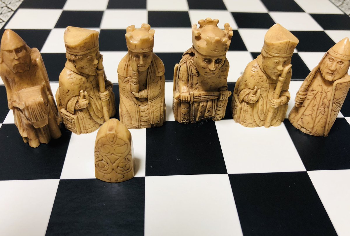 蜂谷一人 ルイス島のチェス駒 11年にスコットランドで発見された12世紀の駒 これはレプリカですが本物はセイウチの牙で出来ています 私の絵はこの駒に大きな影響を受けました
