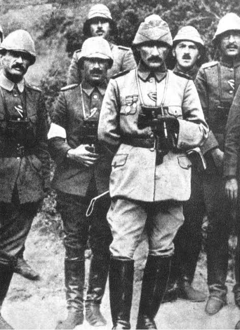 GzlklBy's tweet photo. "Ben size taarruz etmeyi emretmiyorum. Ölmeyi emrediyorum. Biz ölünceye kadar geçecek zaman içinde yerimize başka kuvvetler ve başka komutanlar alabilir."

Yarbay Mustafa Kemal - 25 Nisan 1915... https://t.co/pkZ24AsXmI