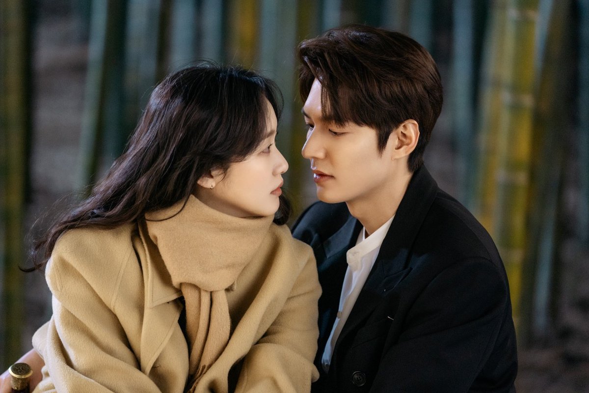 ActorLeeMinHo's tweet photo. 대나무숲에서 초밀착 모먼트💖
⠀
이곤 눈빛이 다했다...
본격 로맨스 시작인가요💥
⠀
SBS드라마 #더킹_영원의군주 
📺매주 [금토] 밤 10시 방송!
⠀
#SBS금토드라마 #넷플릭스 #TheKing #TheKing_EternalMonarch #이곤 #이민호 #leeminho #イミンホ #李敏镐 #minoz #mym #Netflix https://t.co/AvLxOnCh3G