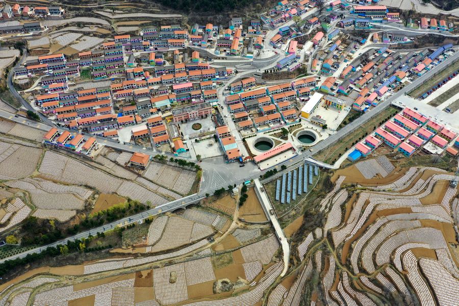 Colorful houses make Nanpingtouwu Village in north China's Shanxi look like a fairy tale settlement xhne.ws/rdrEF