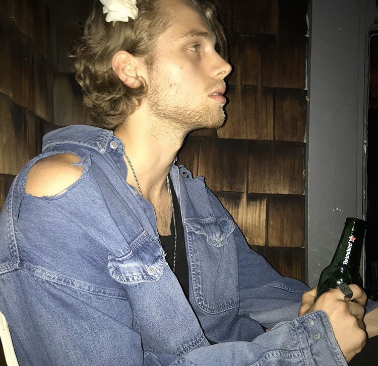 luke hemmings as “can you buy me pads texts” a thread: