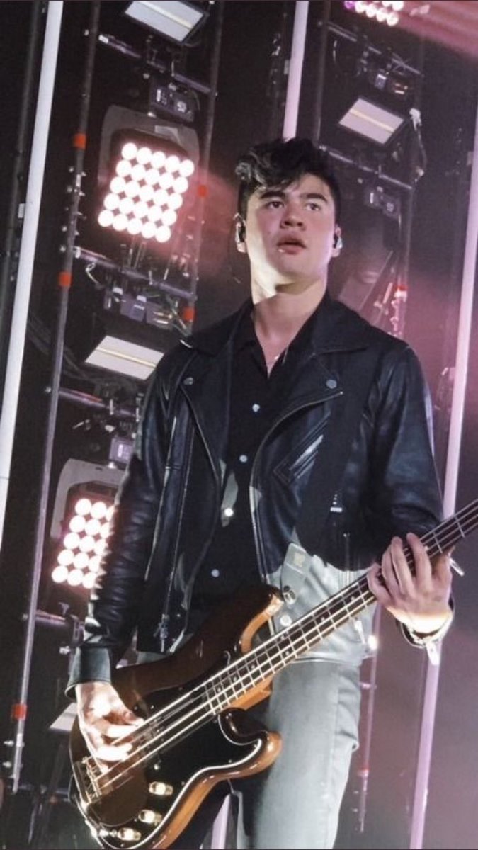 luke hemmings and calum hood as each other; a thread