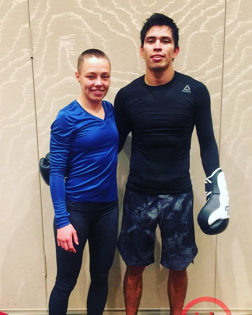 Una del baúl con la champ <a href="/rosenamajunas/">Rose Namajunas</a> 🌹 #ufc #mma #champ