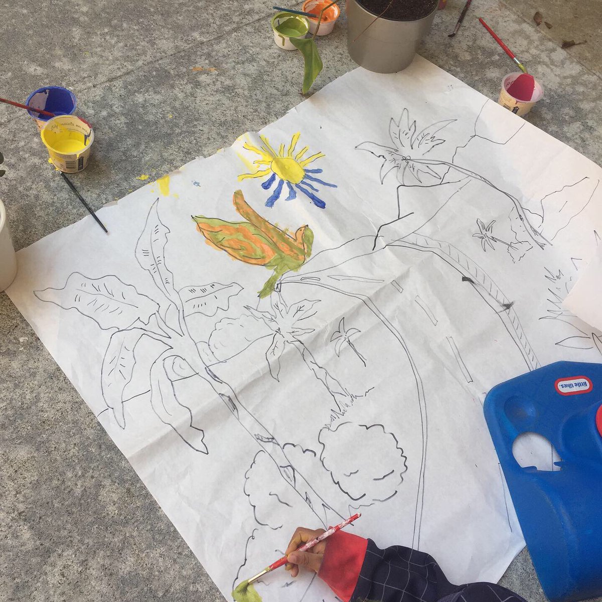 MissionArtsCtr's tweet photo. It was too nice to stay inside today, so we did our art project in the courtyard. ☀️ 🌳 🎨
#missionartscenter #missiondistrict #sanfrancisco #sfrecpark #emergencychildcare #ecc #art #painting #kidart #outdoors #creativity #sunshine #arttherapy #outdoortherapy https://t.co/M0ktyMaWGo