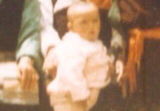 degewa's tweet photo. 十一世班禅喇嘛，祝你31周岁生日快乐🙏虽然你自6岁就从这个世界被失踪，下落不明，生死不明，但在这个属于你的日子，还是要祝福你生日快乐，“祝福我们不快乐的快乐：祝福新事物，无论它是什么…”🙏（据传这是唯一一张全家福。最前面依靠母亲的小男孩即根敦·确吉尼玛，十一世班禅喇嘛 。）#panchenlama https://t.co/LIDvMV2wIh