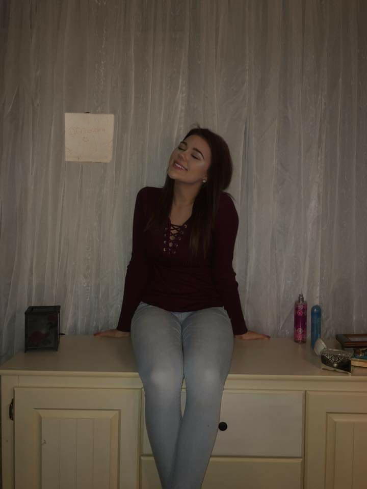 GChealsea's tweet image. Verification picture! Thats my @ on the paper next to me just wrote small! Will have a new one soon!