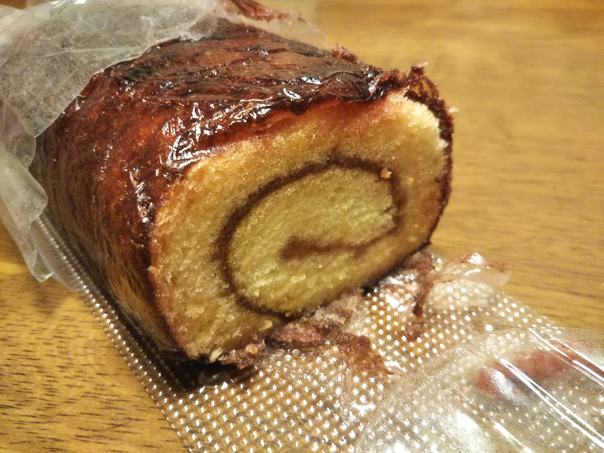 تويتر 黒織部 على تويتر 苫小牧市 三星の よいとまけ 甘酸っぱいハスカップの風味が楽しめるロールケーキ オブラートのついたお菓子って久しぶりに食べたなぁ モチーフは苫小牧の製紙工場で使う丸太で その上げ下ろし作業の掛け声を名前にしているとか