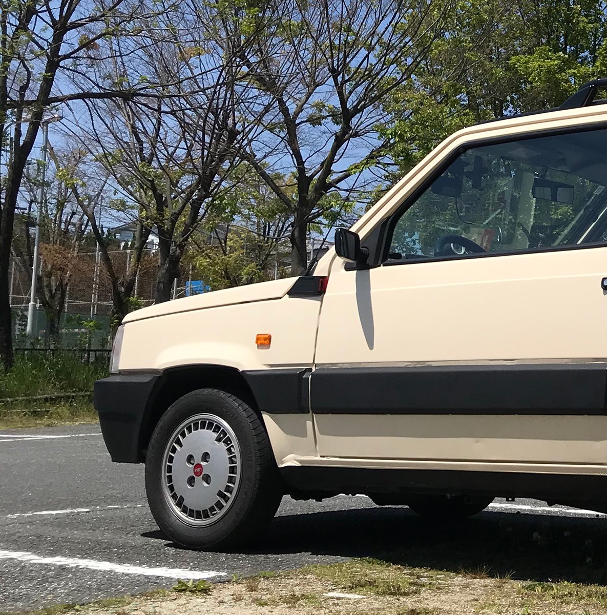 yuki_clx's tweet photo. ホイールキャップは初めて乗ったイタ車 A112 ABARTHへのオマージュ。リアハッチ装着から11年、DIYの艶消し黒塗装もよく保ってるけどラバーペイントで塗り直したいー #fiat #fiatpanda #フィアット #フィアットパンダ #pandarino #パンダリーノ #クルマ #イタリア車 #pandavan #fiatpandavan https://t.co/nZNCwmPQBs