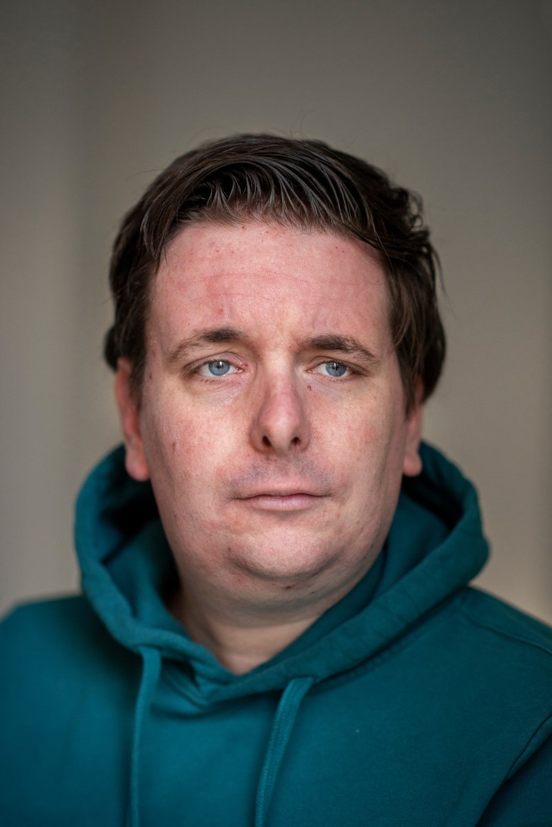 Coen Feron (28), anesthesioloog in opleiding, is volop bezig met het redden van coronapatiënten als hijzelf besmet blijkt te zijn. Zijn grote angst wordt werkelijkheid, hij moet kunstmatig beademd worden volkskrant.nl/nieuws-achterg…