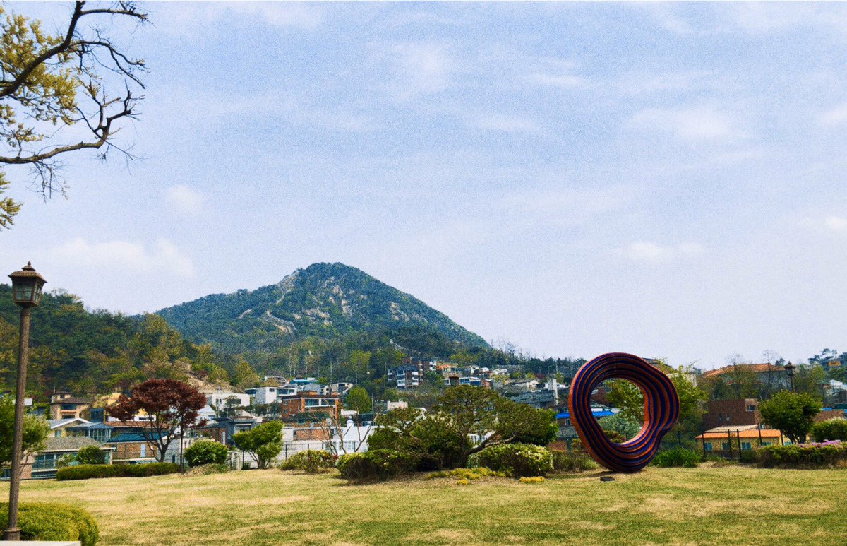Seoul_Museum's tweet photo. [석파정 옥상정원 open]
도심에서 만나는 낯선 풍경.
석파정 옥상정원이 봄을 맞아 개방했습니다. ☺️

저 멀리 보이는 북악산과 알록달록 지붕의 부암동.
석파정에서 만나요.

*현재 코로나 19 대응 메뉴얼에 따라
정상 체온 범위 초과 / 마스크 미착용시 입장이 불가합니다.

#석파정 #서울미술관 https://t.co/K6lQcWkROf
