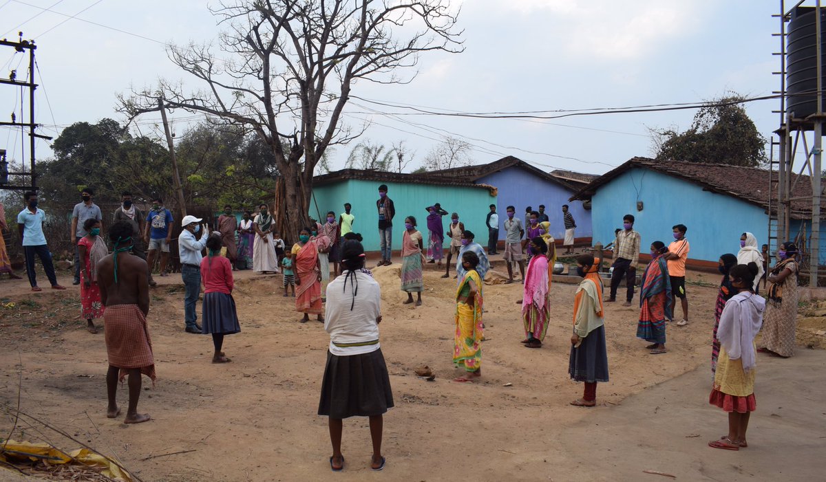 Preity5401's tweet photo. Sharing this pic from my media friend. In #Barbil of #Keonjhar Dist, #Odisha, @JSPLFoundation is relentlessly spreading awareness on #COVID19. Good to see max women participation &amp; maintain #PhysicalDistancing. Appreciable job. 👏👏@JSPLCorporate @MPNaveenJindal @shallujindal20 https://t.co/YhvUJE7SGR