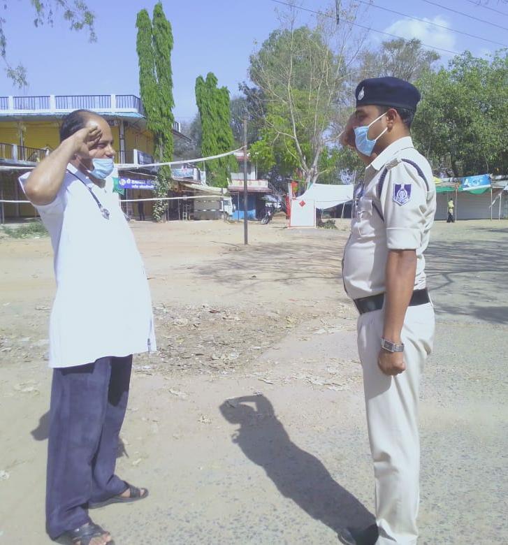 akss196's tweet photo. कोरोना जंग के हीरो: डॉक्टर से लेकर पुलिस तक कर रहे हैं हर चुनौती का सामना एक दूसरे के पूरक, https://t.co/8ned6eK38n