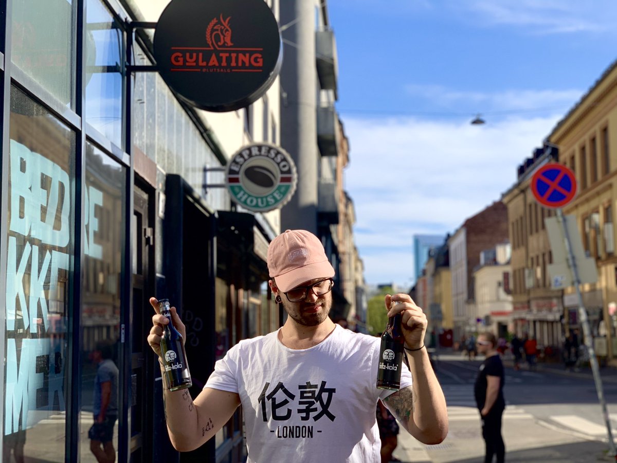 fritz-kola ikke i London, men midt på Løkka.

#løkka #grünerløkka #grunerlokka #grunerløkka #thorvaldmeyersgate #gulating #gulatingølutsalg #gulatingløkka #fritzkola #fritz_kolanorway #oslo #oslove #streetart #restaurant #drikke #cola #limonade #lemonade #brus #vegan  #vegansk