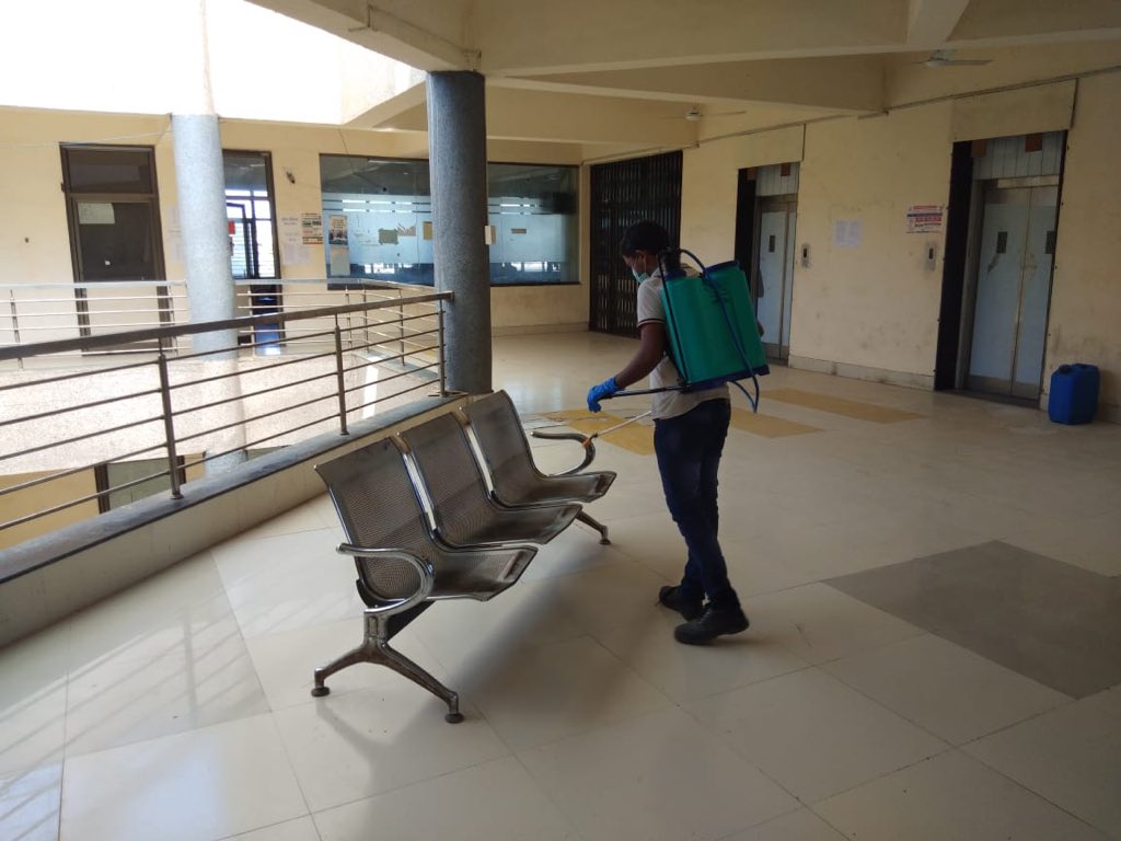 LupinCSR's tweet photo. #LHWRF #Dabhasa sanitize Padra Police Station &amp; Mamlattdar office &amp; provided #mask &amp; #sanitizers to fight against #Covid_19 #coronavirus #IndiaFightsCOVID19 #coronaupdatesindia #CoronaWarrior #lockdown #QuarantineLife #StayHomeSaveLives https://t.co/kuFB8eXnkd