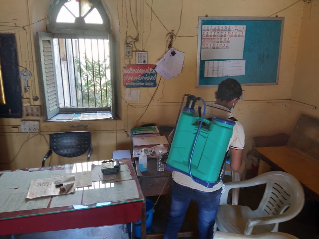 LupinCSR's tweet photo. #LHWRF #Dabhasa sanitize Padra Police Station &amp; Mamlattdar office &amp; provided #mask &amp; #sanitizers to fight against #Covid_19 #coronavirus #IndiaFightsCOVID19 #coronaupdatesindia #CoronaWarrior #lockdown #QuarantineLife #StayHomeSaveLives https://t.co/kuFB8eXnkd