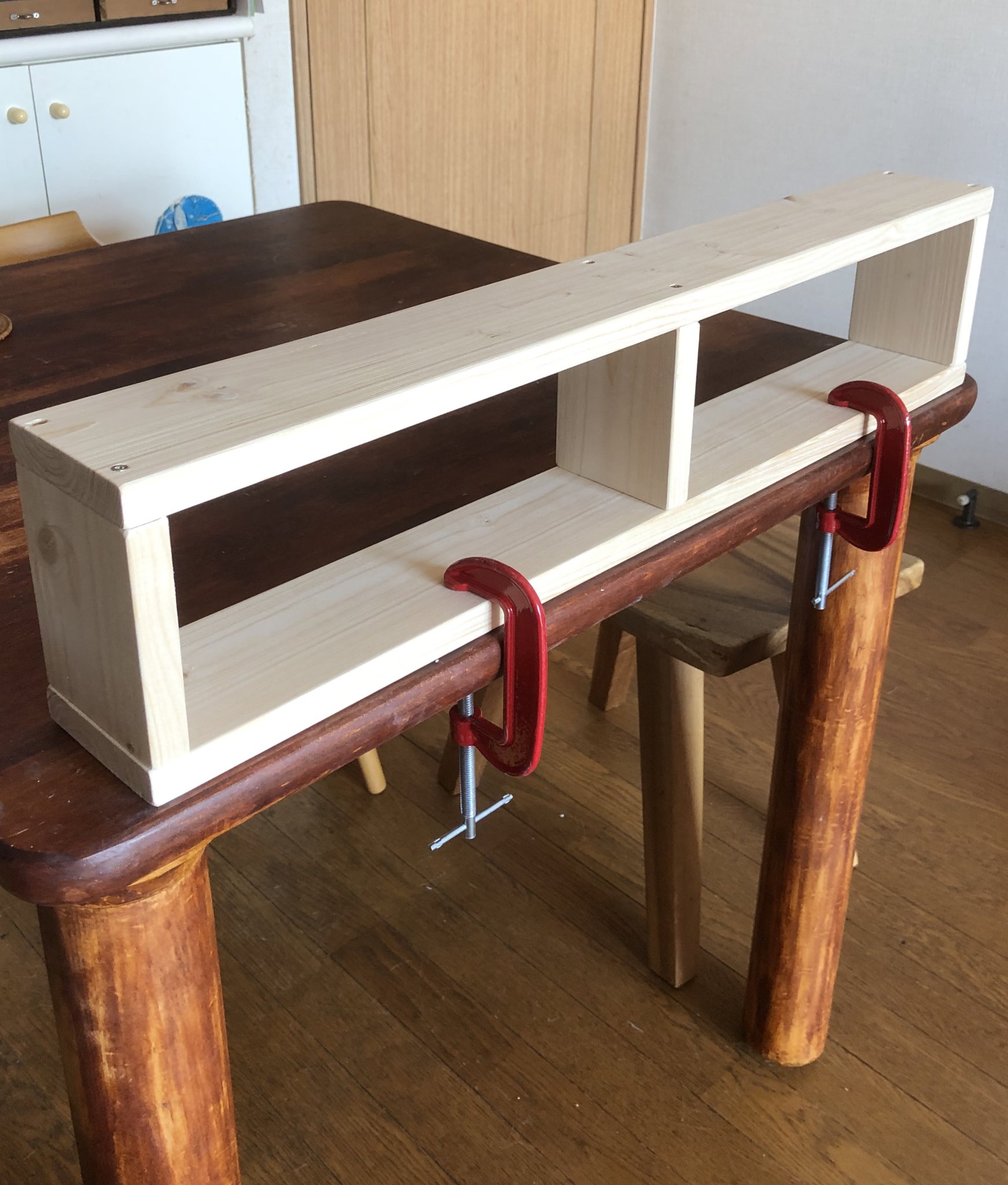 るぅん パスタ 昨日 バレエのオンラインレッスン ガチに普通のレッスンだった レッスンバーか 代わりになる物が必要 物の少ない家なら棚とか使えるけどうちは微妙に使えない 母は考えた ダイニングテーブルに棚を置いてクランプで固定すればいい できたの