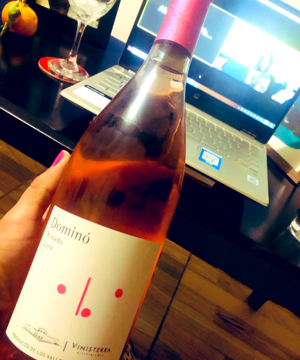 En un episodio más de “No al Covid, sí a la vid”, le doy 5/5 estrellas a este rosado de Dominó: 52% cinsault, 48% grenache y 1000% de primavera con una esquina rosa. Genial para noches de Zoom y risas. #VinoDeLaBaja🌵✨