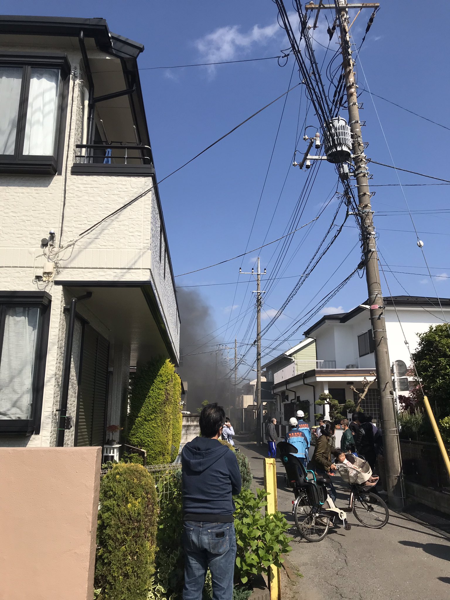 小金井市緑町の火災で黒煙が充満している画像