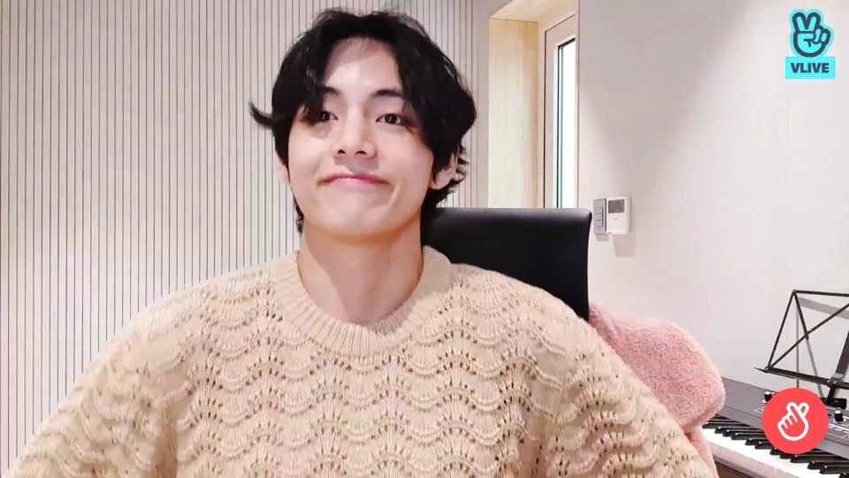 Thread of taehyungs vlive; I'm dangerously low on space so this is how I save them :)