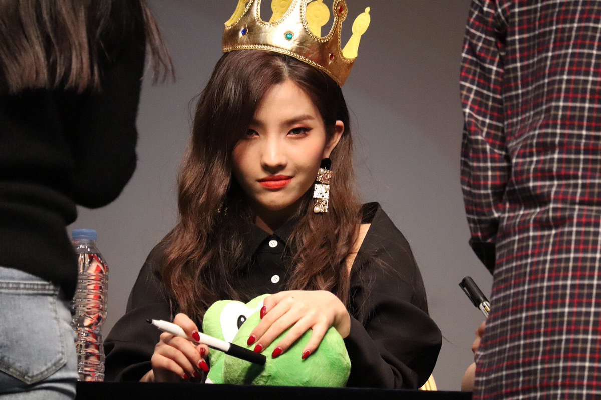 MISSMIYEON's tweet photo. Soyeon QUEEN
Soyeon beautiful
Soyeon genius
Soyeon talented
Soyeon angle
Soyeon LION
Soyeon cute
Soyeon idle
Soyeon rapper
#WeLoveSoyeon https://t.co/xU99uo5jZH