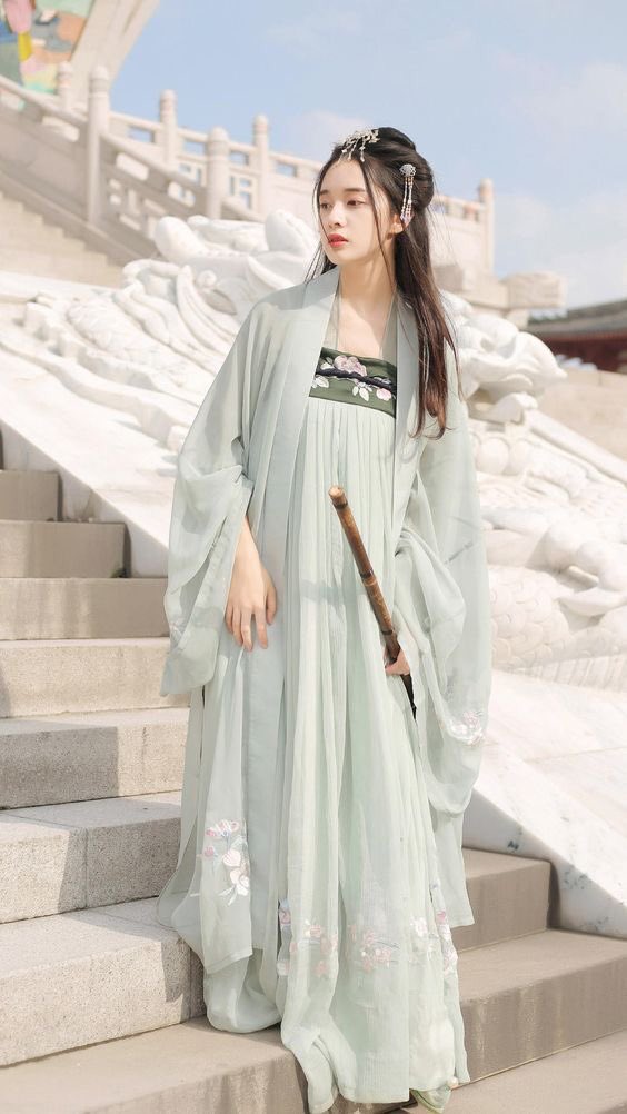 Uzivatel ララぴ Na Twitteru 中国の衣装可愛いい まるで天女みたい この衣装 は世界三大美女の楊貴妃が生きていた時代の唐朝のもの こんな綺麗な衣装を着て皇帝を待つ妃が何千人もいたなんて 切ないけど壮観だっただろうなぁ 着てみたい