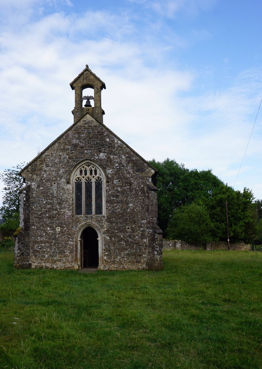 The limestone rubble walls are peppered with quatrefoil panels that fill the putlog holes. Tall Perpendicular windows pour light into the chapel. A single bell hangs in the turret, inscribed ‘The Bell is Henry Ayshford’s 1657’.(3/8)