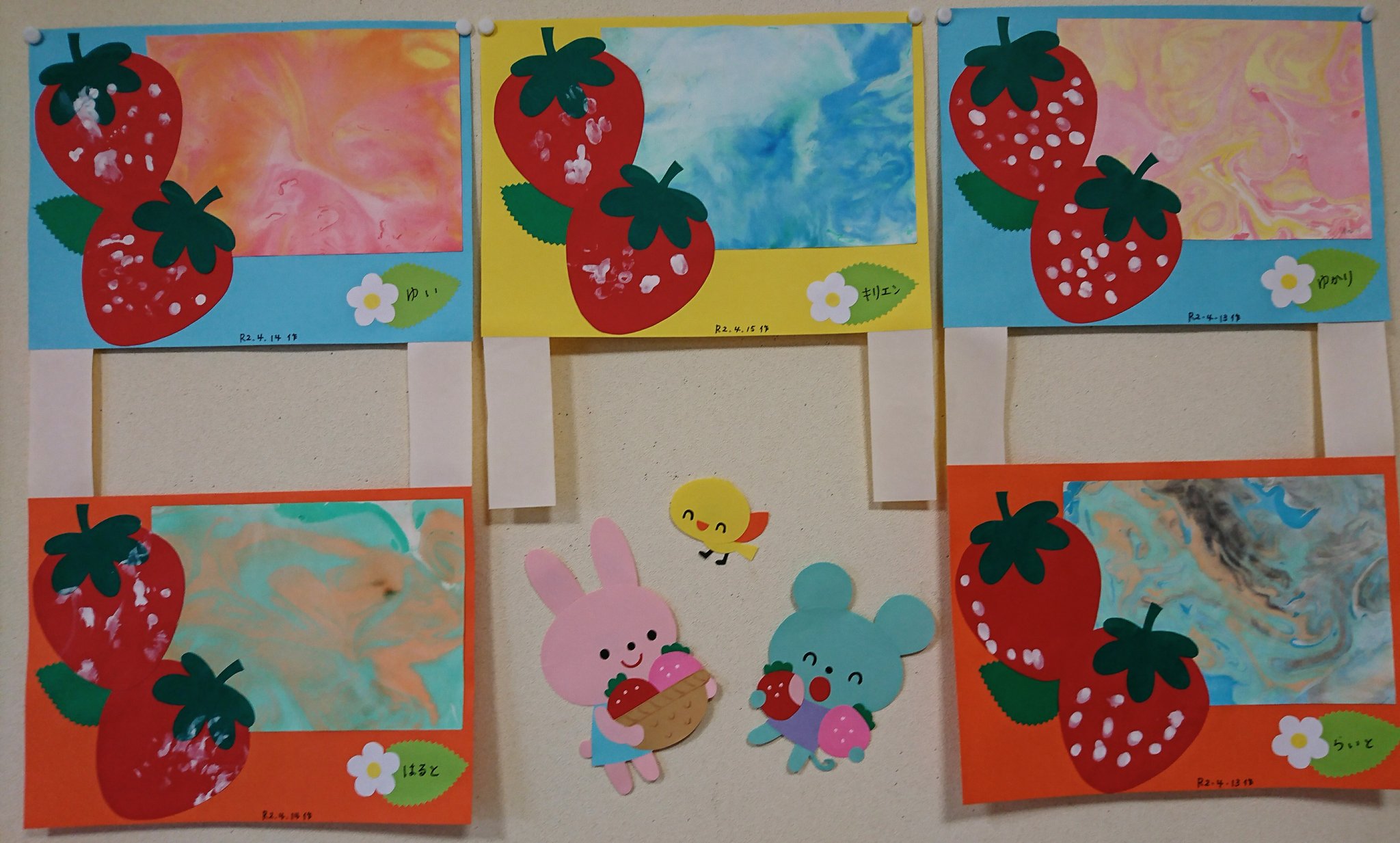 Kids Kan 仙台市認可外保育園 4月の絵画工作活動 苺指に絵の具をつけて描く マーブリング 墨流し 子どもたち一人ひとりが好きな色を選んでマーブリングに挑戦 目を輝かせていた 出来上がった作品は自慢の一品となる 保育 保育士 絵画工作