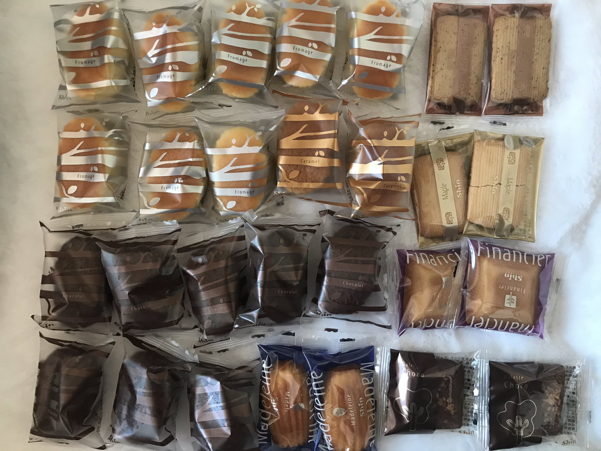 りおにゃんの親 ファクトリーシンで 焼き菓子のお楽しみ袋買ったんだけど 凄くない この数が入って千円 中身は選べないけどこれはかなりお得 ﾟ