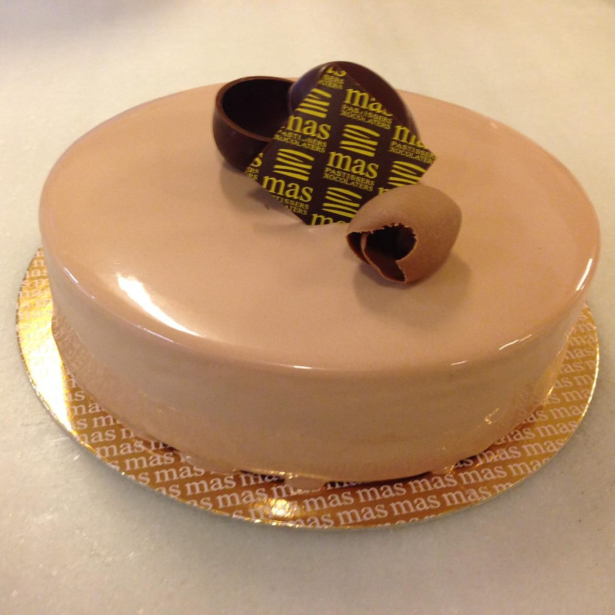 MasPastissers's tweet photo. Comencem un altre cap de setmana tancats a casa, per això avui dissabte us mereixeu cosetes  bones de veritat, com la nostra Mousse d'avellana, un pastís de xocolata amb llet, amb un interior de cremós d'avellana i una base de pa de pessic de cacau.
 La millor elecció del finde!! https://t.co/EDIjP1Fmyh
