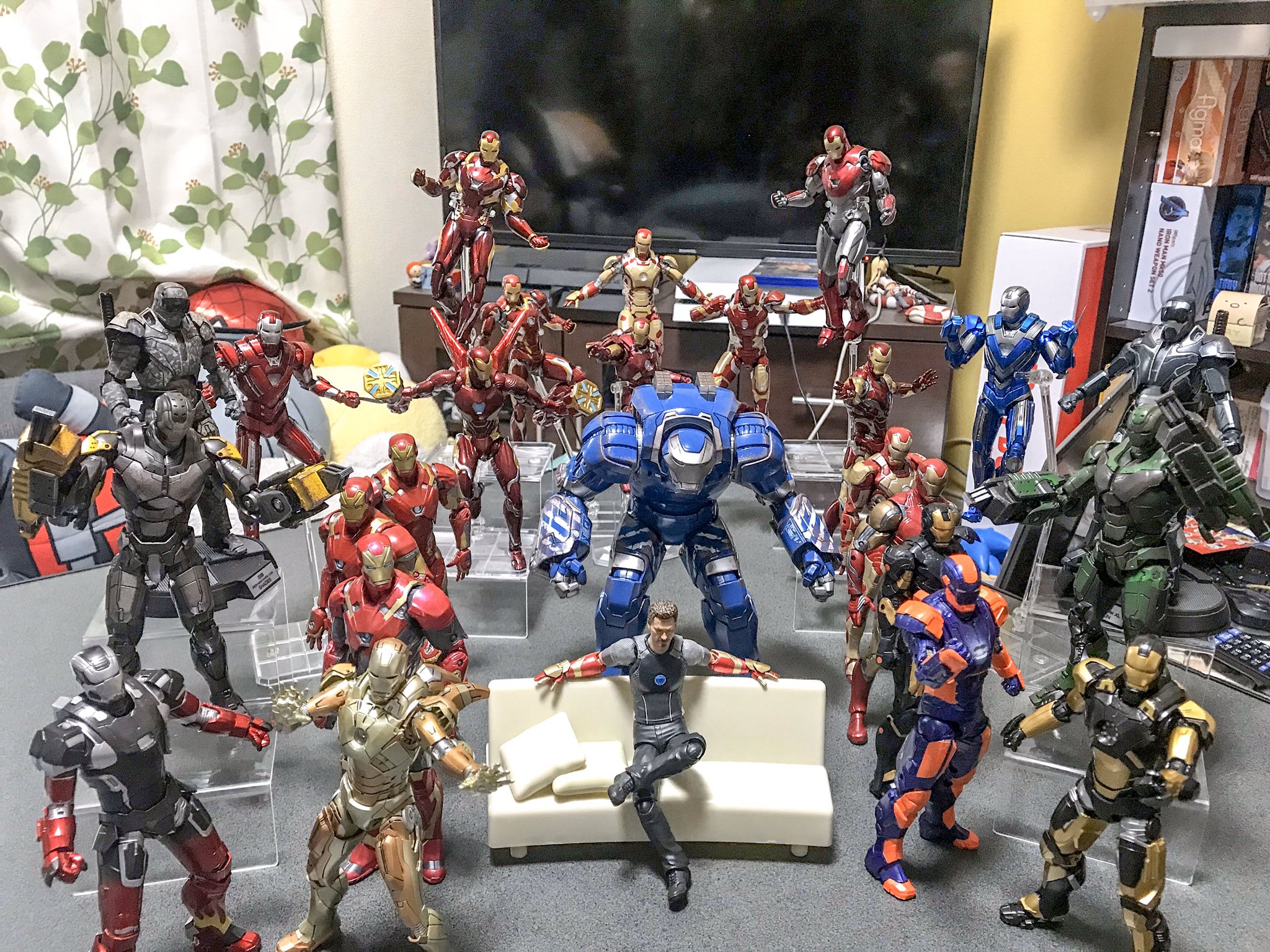 龍太郎 夜のフィギュア撮影会 昼夜のフィギュア撮影会 お題 フリー 外出自粛 パーティ プロトコルにより棚の整理を遂行 アイアンマンを棚から出し レイアウトをシンプルに 見やすい様にしました アイアンマン フィギュアーツ マーベル