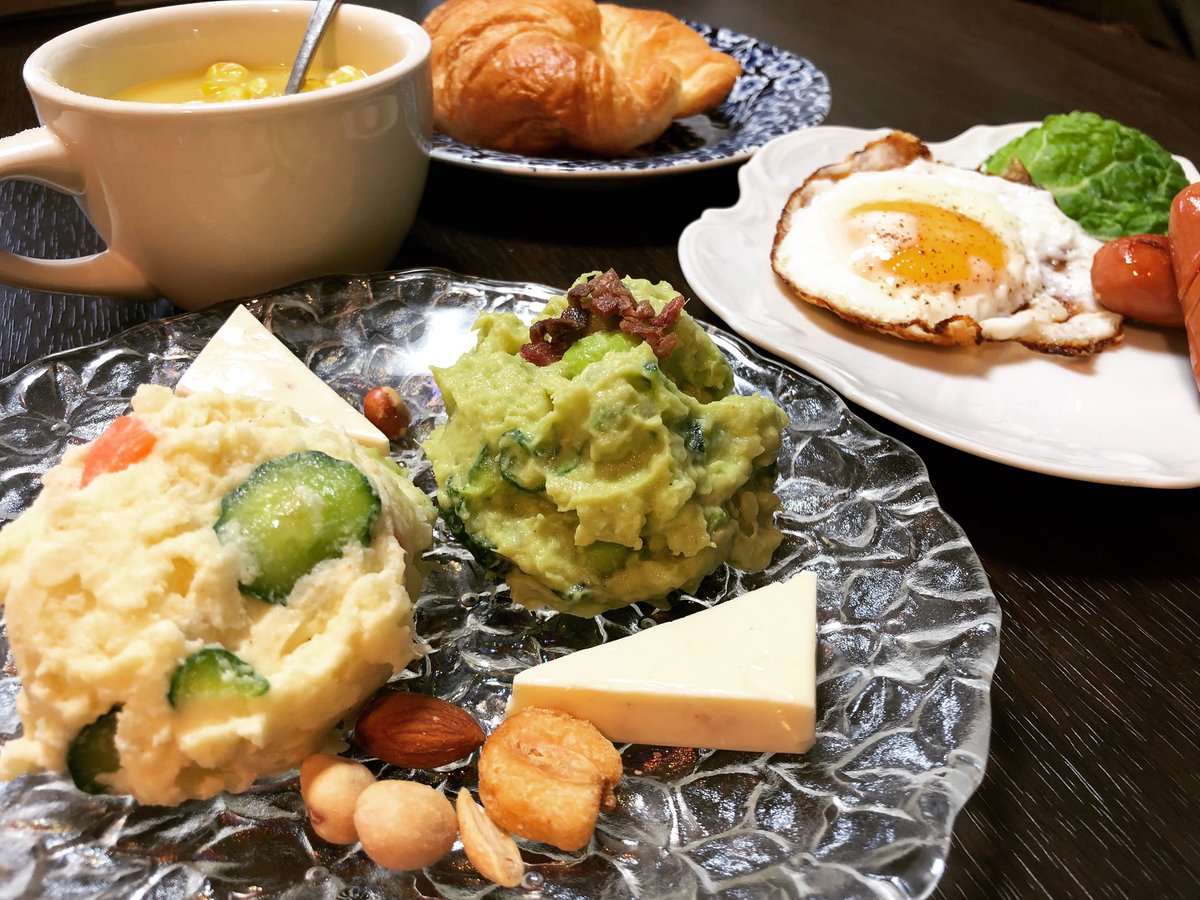 akicoy1's tweet photo. ポテトサラダ🥗が食べたくて二種類作りました🍴
①きゅうりと🥒にんじん🥕入り🥔
②マッシュしたポテト🥔とアボカド🥑と枝豆🌱
アンチョビを細かく切ってトッピングしました🐟 ＃おうちごはん　#ポテトサラダ　#アボカドサラダ　 #枝豆　#アンチョビ　#IcoY  #料理好きな人と繋がりたい https://t.co/7KP3gtpQJs
