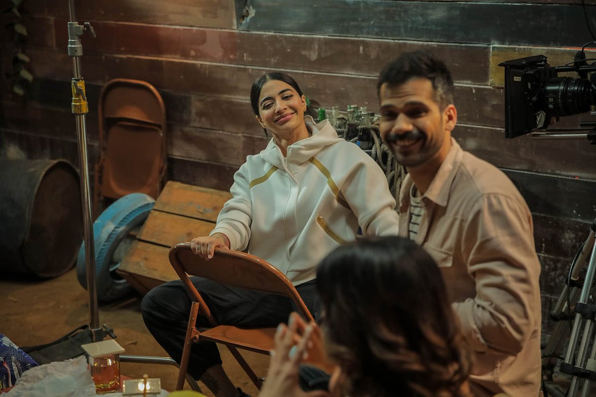 diya_alvi's tweet photo. .@bani_j u r so so so adorable 😍😍 i jus love this Smile 
 BTS from #FourMoreShotsPlease season 1 n 2 https://t.co/hafjbP1BgT