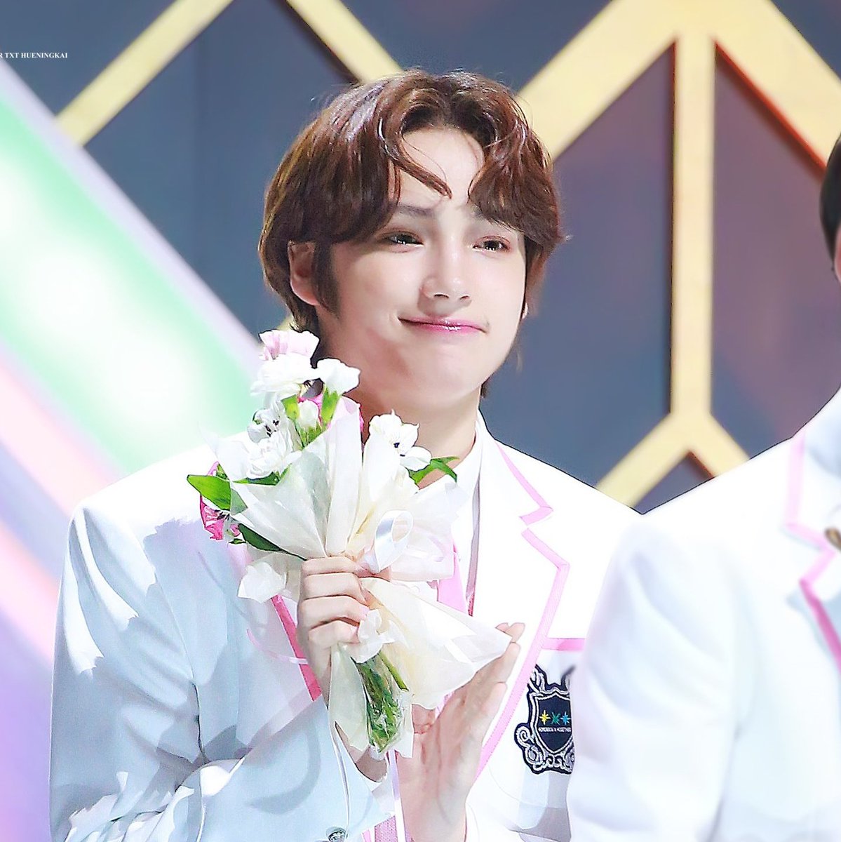 i want to make a thread about hueningkai& #39;s broad shoulders