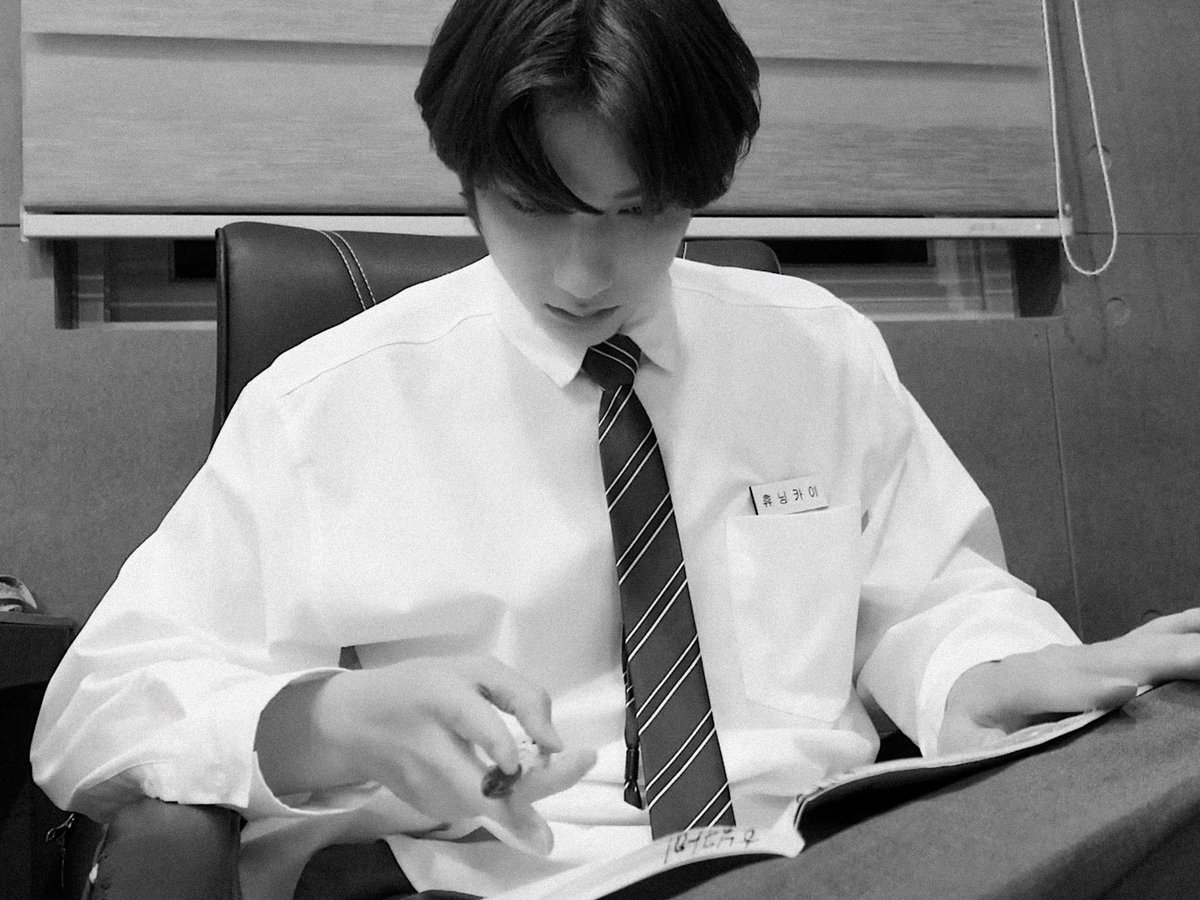 i want to make a thread about hueningkai& #39;s broad shoulders
