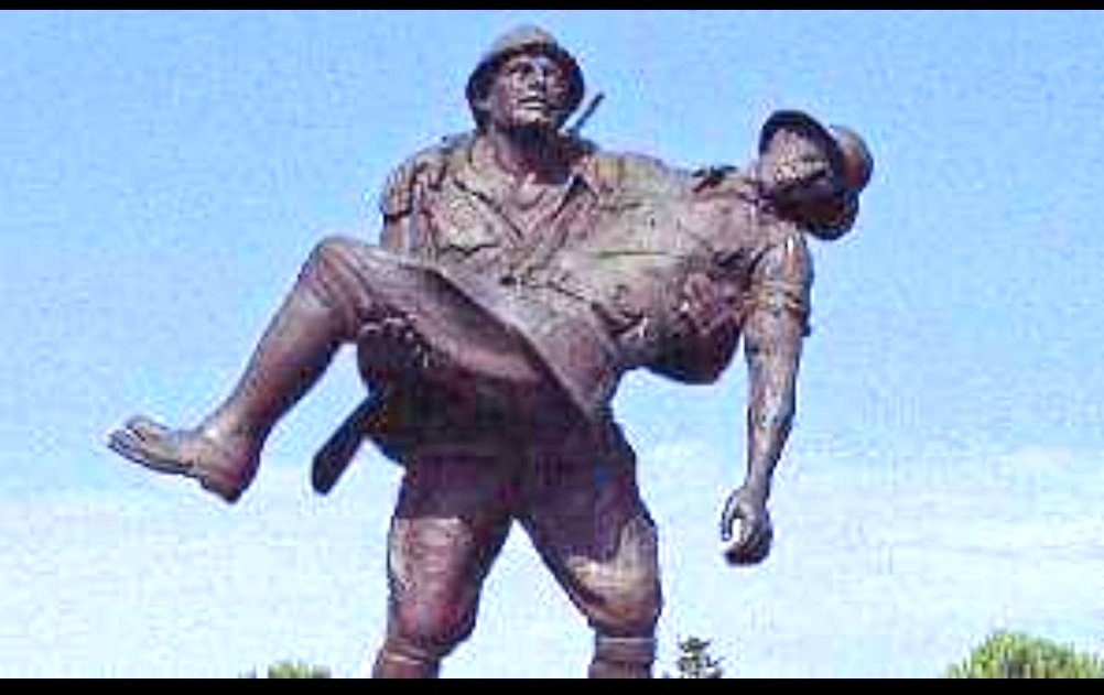 the officer, delivered him to the Australian lines & returned to his own sideIt's not a monument depicting the ferocity of battle, enemies locked in a fight to the death - rather the embodiment of compassionThey were all just men who had to do what they had to do #ANZAC