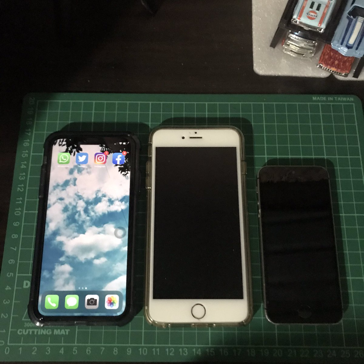 iZafieqZaidi's tweet image. Okay aku ada phone yang taknak pakai. Daripada aku simpan lepastu rosak baik iPhone ni aku buat gift. Follow aku, target 2k. Selagi tak 2k aku taknak bagi iPhone secara percuma. Easy! Aku cakap aku buat.