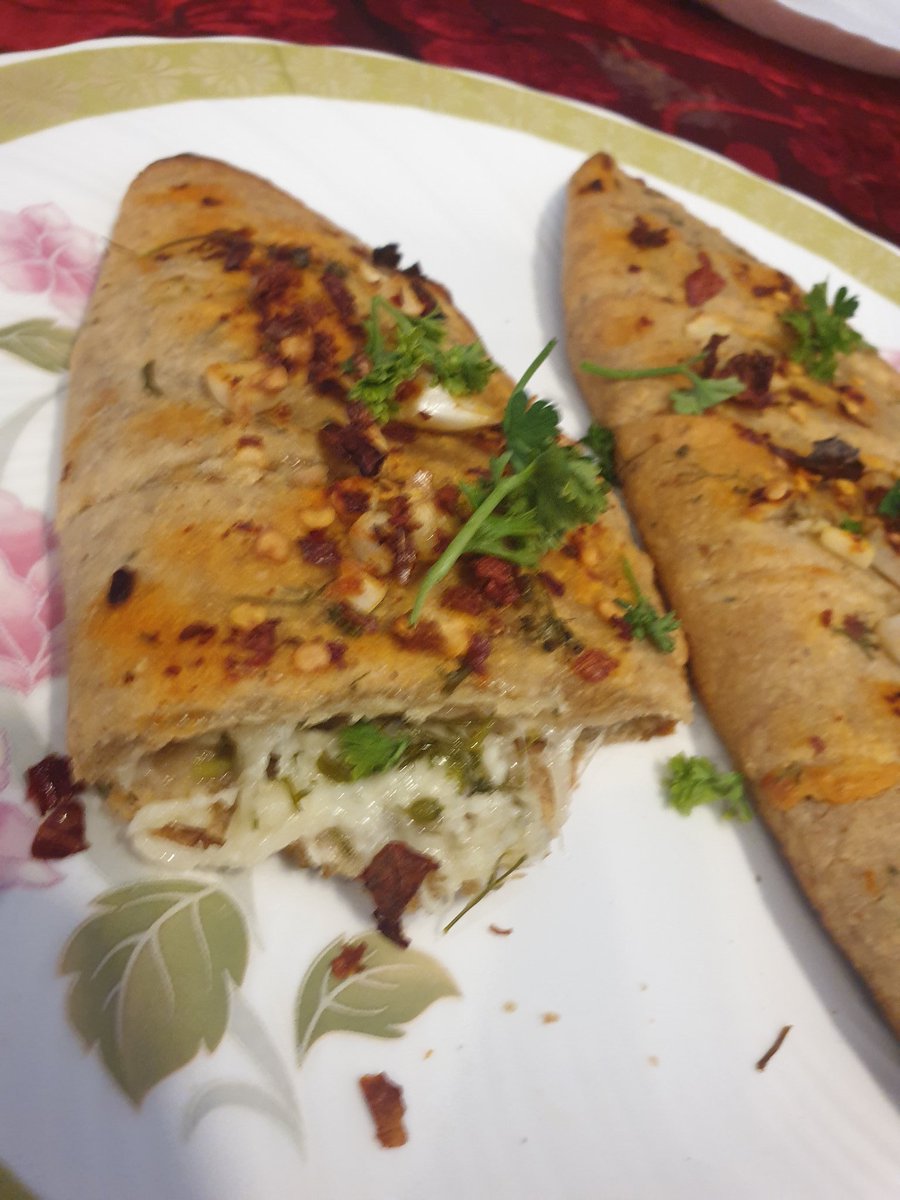 RituRathaur's tweet photo. Joys of motherhood..😍
Freshly baked atta garlic bread stuffed with mozzarella and garnished with parsley..
Served hot
#FoodSwag
#Lockdown Cooking! https://t.co/nlQuo2klBx