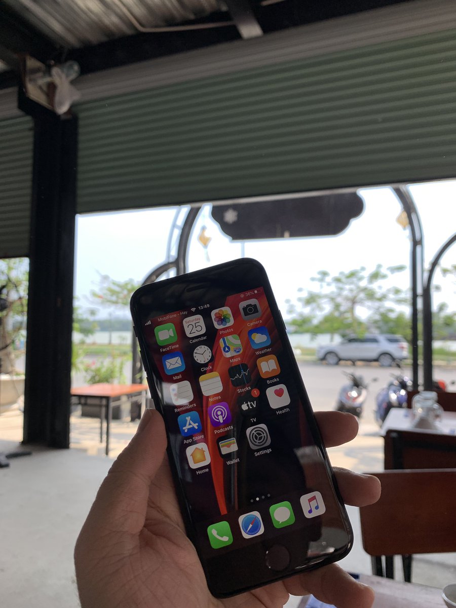 baoma87's tweet photo. @tldtoday Just got my black SE 2020 in Vietnam. Sweet little device! https://t.co/PhW6lt833h