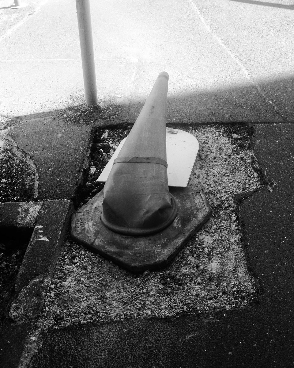 Orosedo's tweet photo. Jour 40
Combustion spontanée à Poudlard
#street #choixpeau #sortinghat #sorting #harrypotter #reference #blackandwhitephotography #noiretblanc #blackandwhite #funnymoment #plot #combustion #jkrowling #emmawatson #danielradcliffe #shortstories #btp https://t.co/oLUgiLPG5E