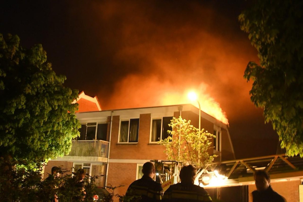 Uitslaande brand in een woning in Voorschoten, meerdere woningen onbewoonbaar..