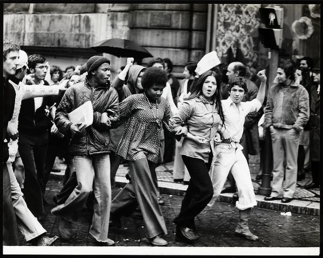  Le 25 avril 1974, la Révolution des Œillets mettait fin à plus de 40 ans de régime fasciste au Portugal.S'en suivront deux années d'effervescence autogestionnaire qui seront stoppées net par l'instauration d'une démocratie parlementaire. #25Abril  #FascismoNuncaMais