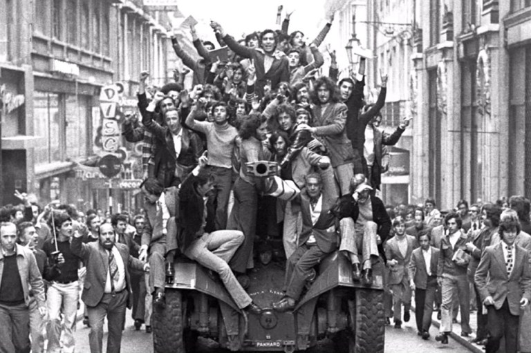  Le 25 avril 1974, la Révolution des Œillets mettait fin à plus de 40 ans de régime fasciste au Portugal.S'en suivront deux années d'effervescence autogestionnaire qui seront stoppées net par l'instauration d'une démocratie parlementaire. #25Abril  #FascismoNuncaMais