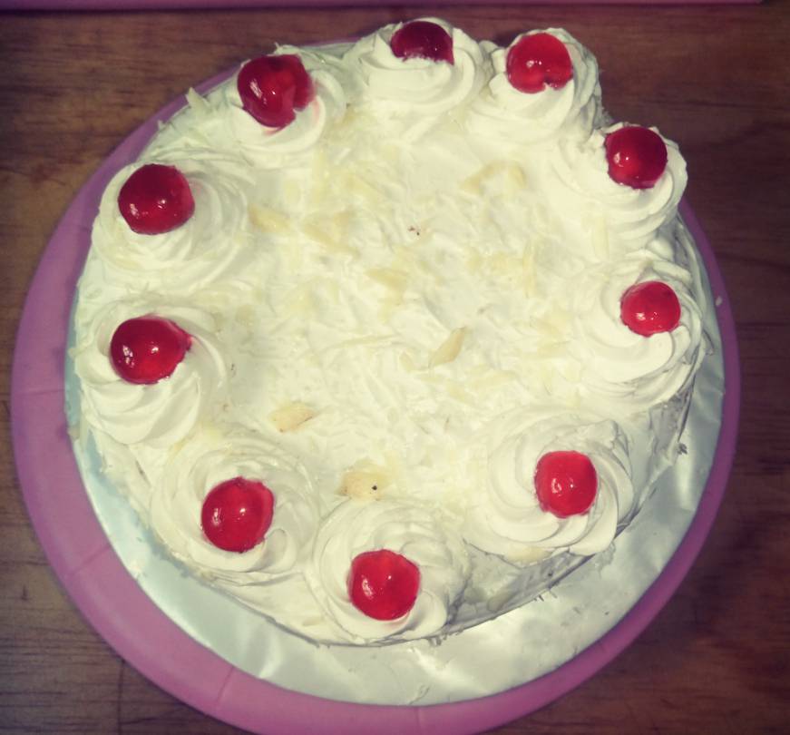 Kvybes101's tweet photo. A cake a day keeps the cravings away.~Naomi Kipenzi~ πβ£οΈ
#whiteforest
#sweetiezke
#bakingadifference
#cakes
#cakeallday
#alldayeveryday
#breakfast
#goodmorning
#goodday
#food
#froasting
#kenya
#+254
#yummy
#strawberries
#quarantine https://t.co/5zy7Ntm87W